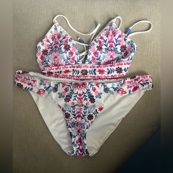 Becca Bikini Top is a medium Bottom is a large - Picture 1 of 4